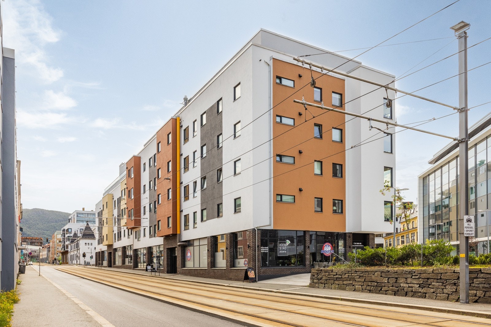Bygget stod innflytningsklart i 2013, og har Spar-butikk, restaurant, samt frisør- og neglesalong i 1.etasje. Galleribilde