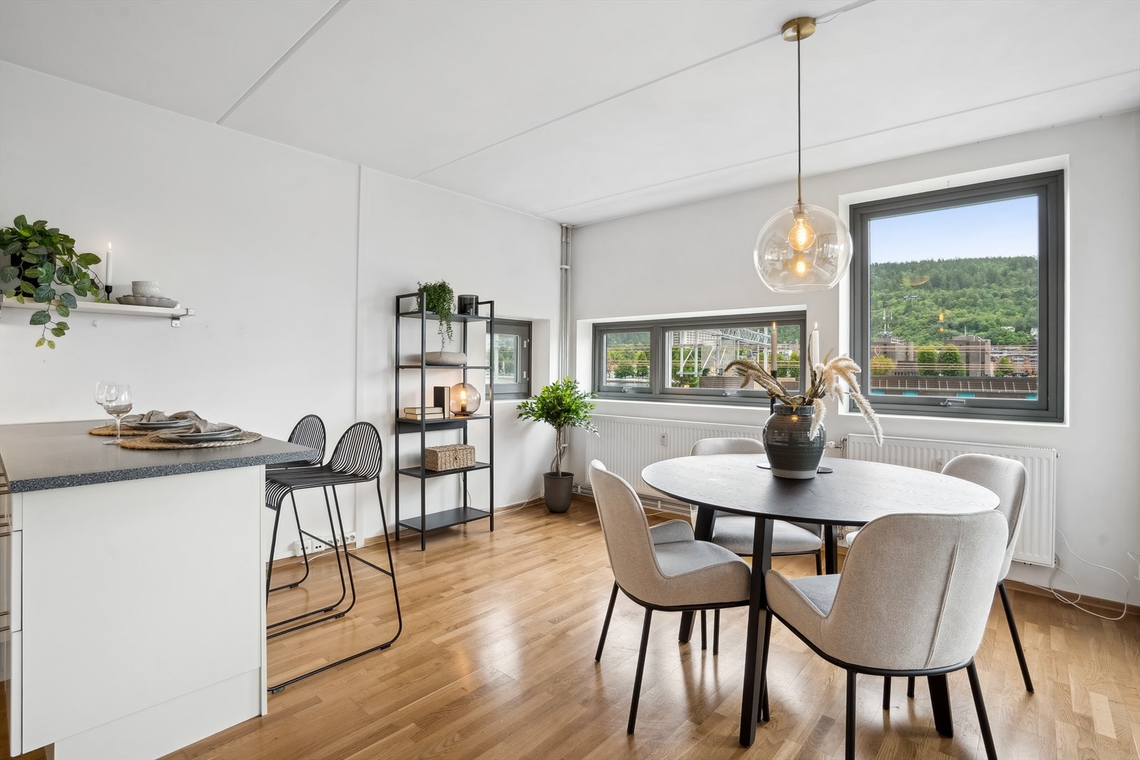 Det er god plass til spisebord ved kjøkkenet. Galleribilde