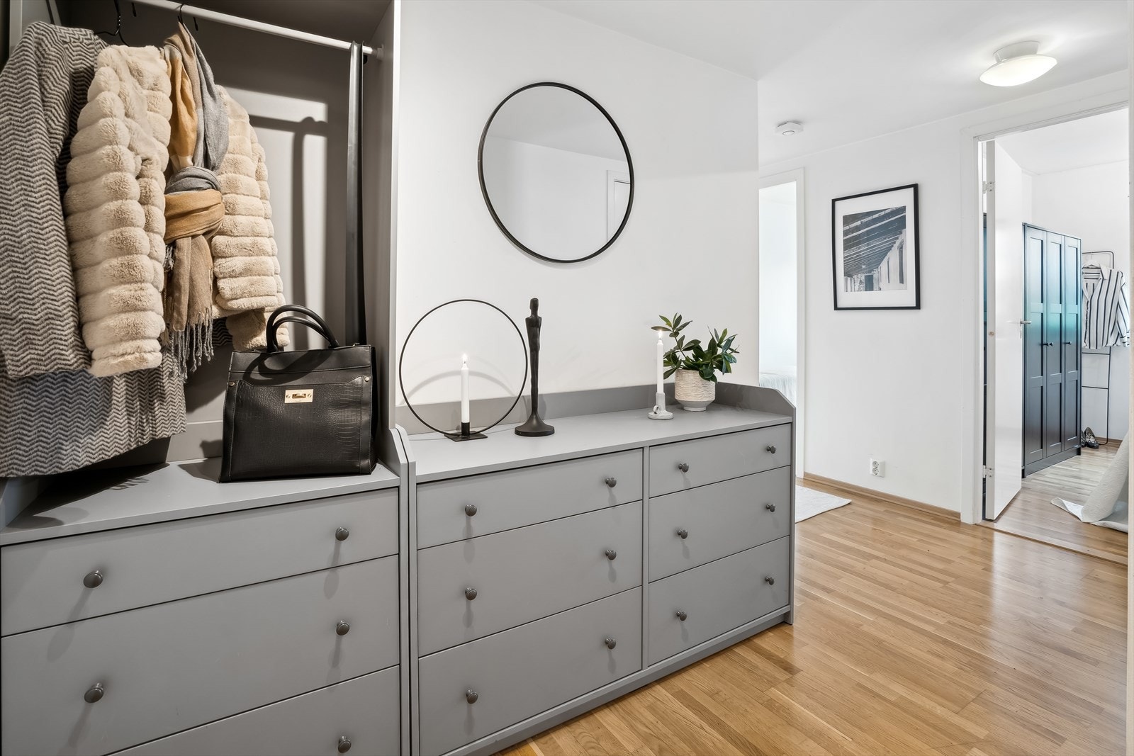 Man ønskes velkommen inn i en entré med plass til å henge fra seg ytterklær. Fra entréen er det også tilgang til en bod for ekstra oppbevaring. Galleribilde