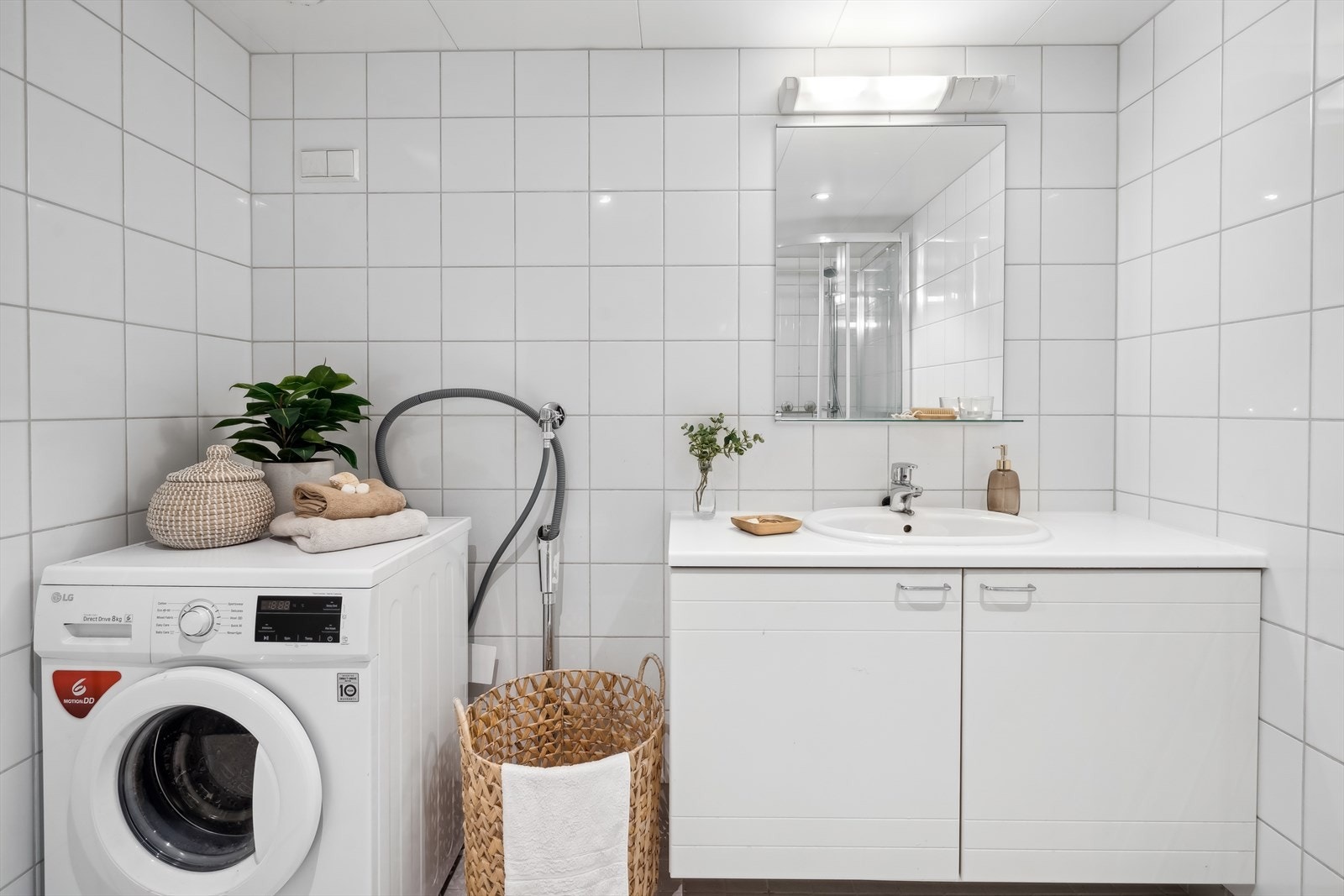 Badet er helfliset og har behagelige varmekabler i gulvet for ekstra komfort. Taket har himlingsplater. Galleribilde