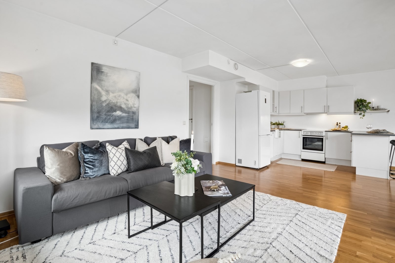Herlig, lys stue med parkett på gulvet. Galleribilde