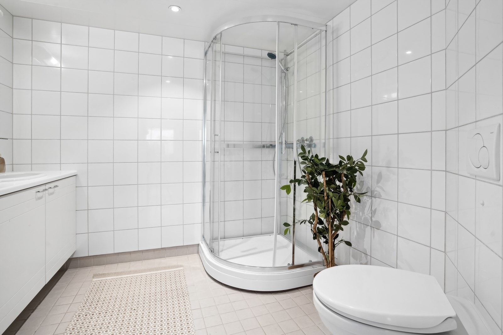 Rommet er utstyrt med nedfelt servant, veggmontert toalett, dusjkabinett og opplegg for vaskemaskin. Det er balansert ventilasjon. Galleribilde