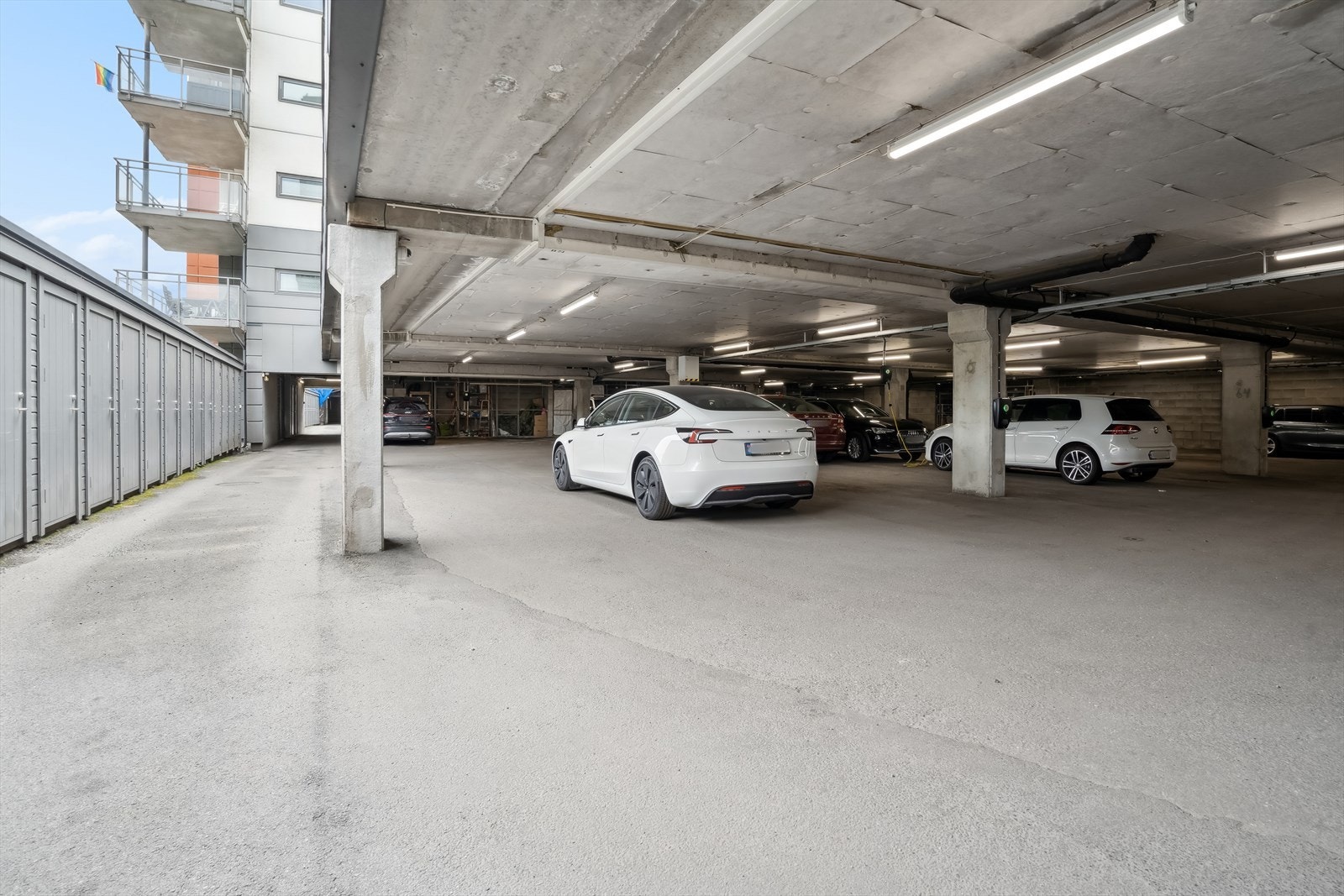 Det følger med en fast plass i felles garasjeanlegg. Galleribilde