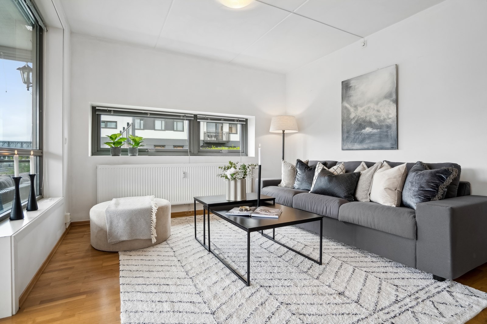 Oppvarming skjer via radiatorer (fjernvarme) som gir en behagelig varme og skaper en lun atmosfære på kjøligere dager. Galleribilde