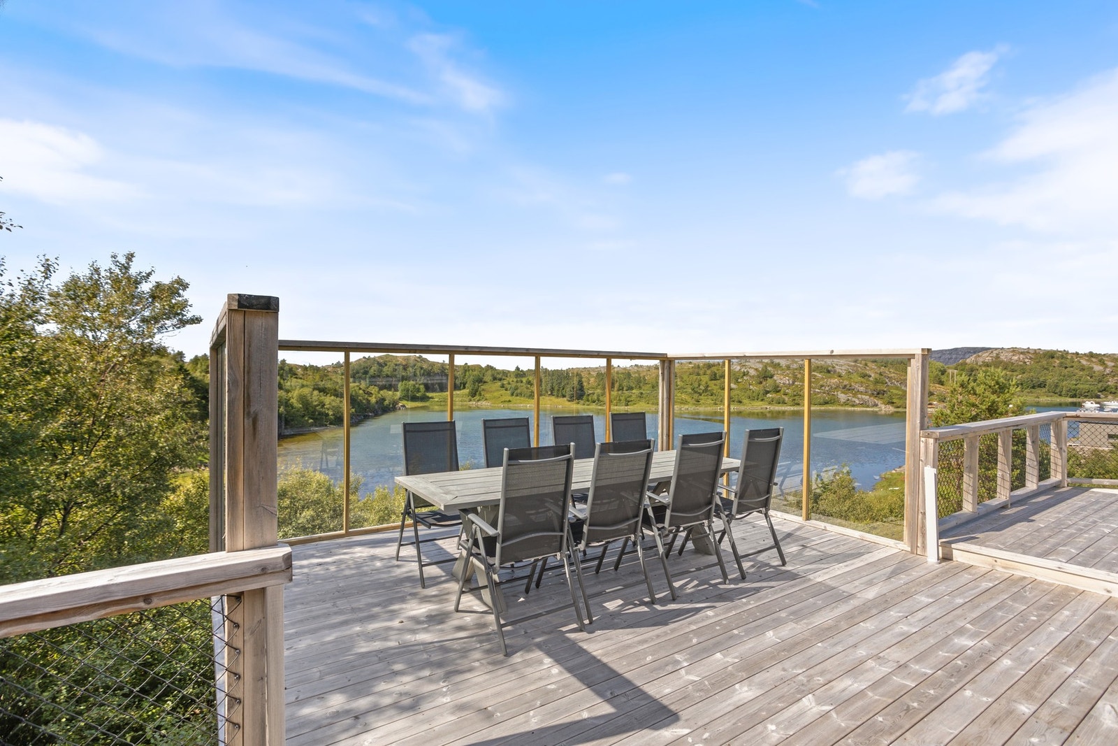 Terrassen er pent opparbeidet med flere naturlige møbleringssoner. Galleribilde