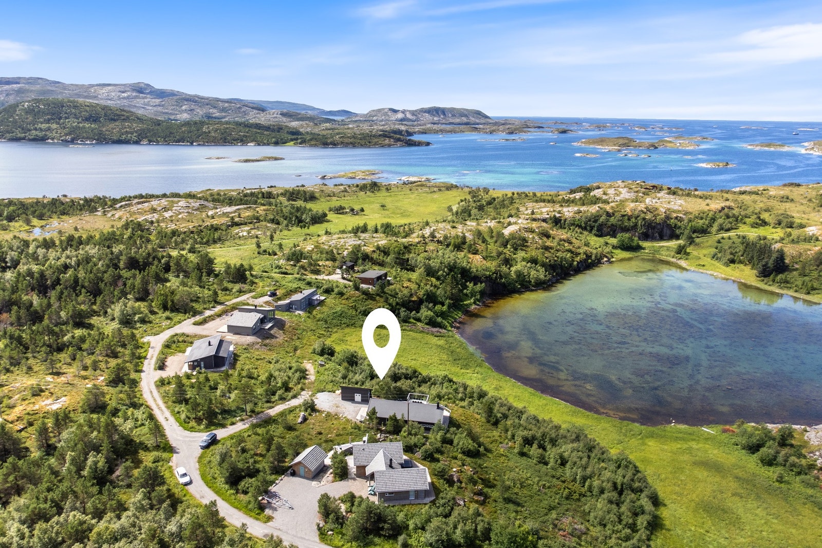 Kort veg til Lauvsnes (kommunesentrum) med bl.a. dagligvarebutikk og byggevareforhandler. Galleribilde