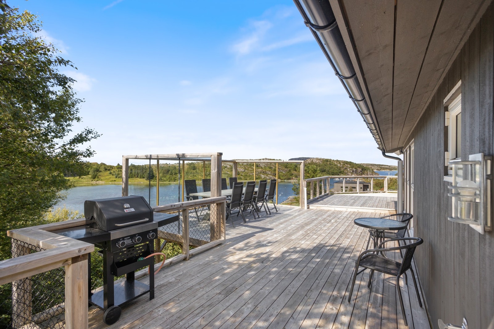 Terrassen måler hele 81 kvm og det er god plass til utemøblement! Galleribilde