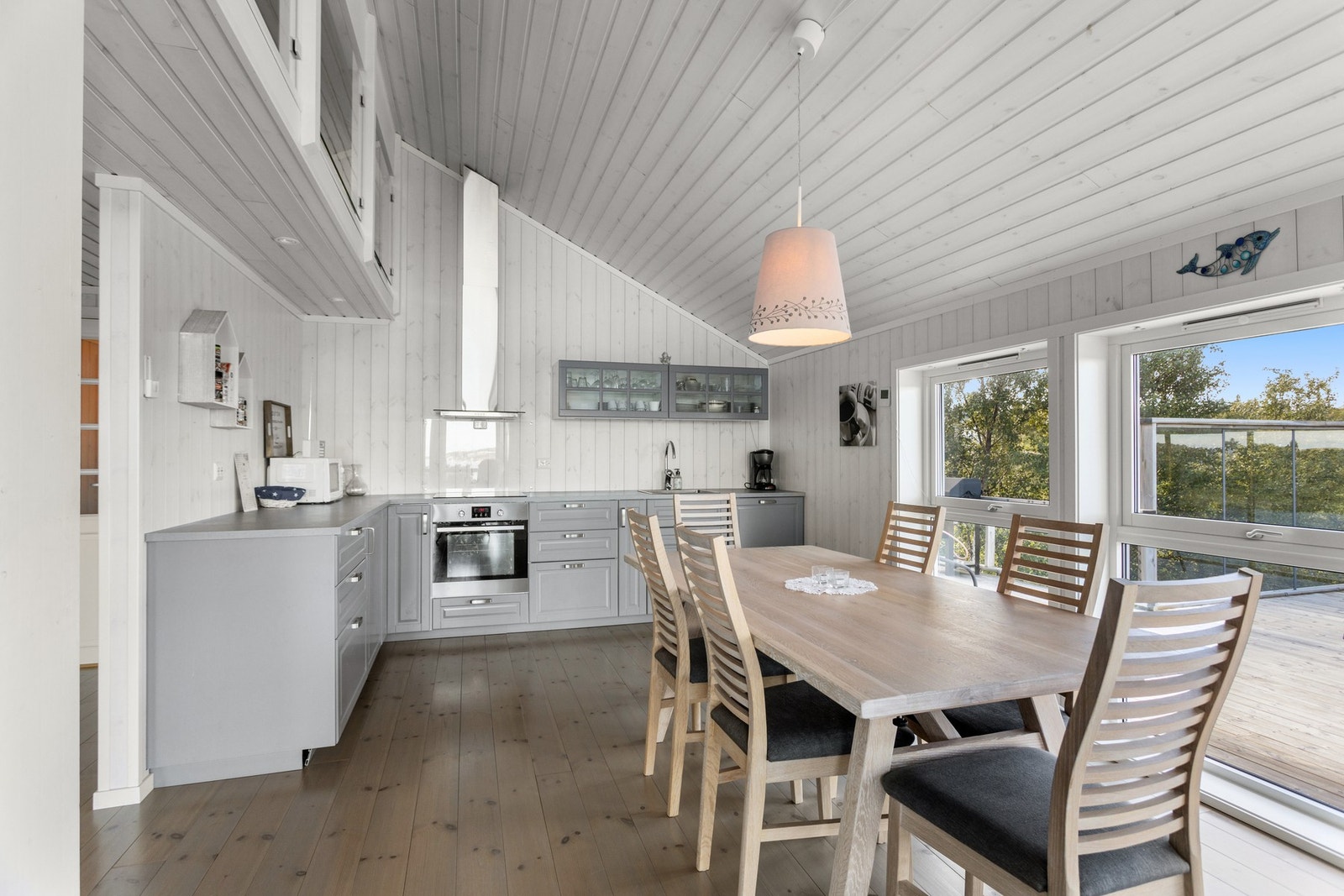 Romslig kjøkken med god plass til spisebord! Galleribilde