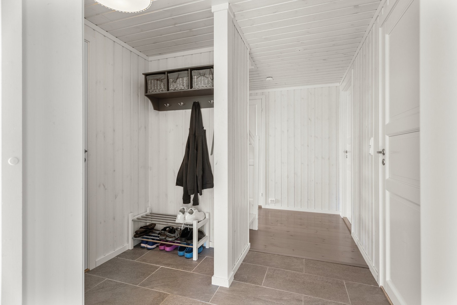 Praktisk entré med innhuk for garderobeoppheng. Videre adkomst til toalettrom Galleribilde