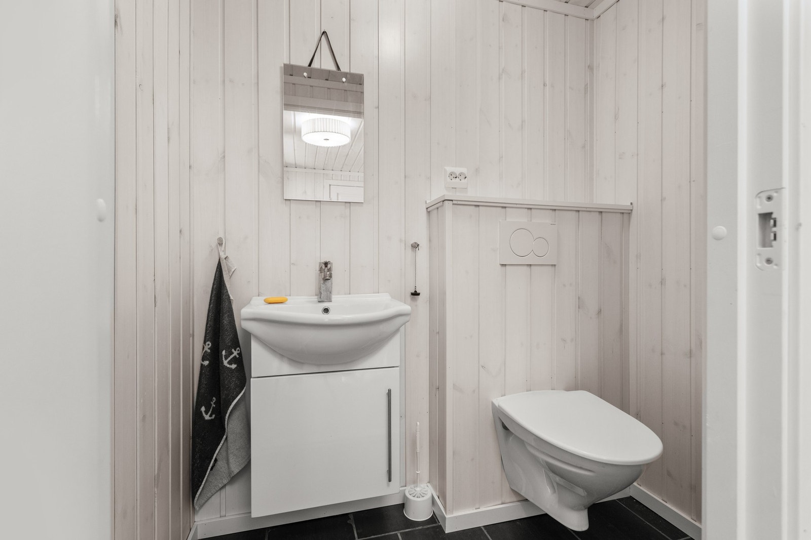 Toalettrom - ca 2 kvm. Utstyrt med WC og servantskap Galleribilde