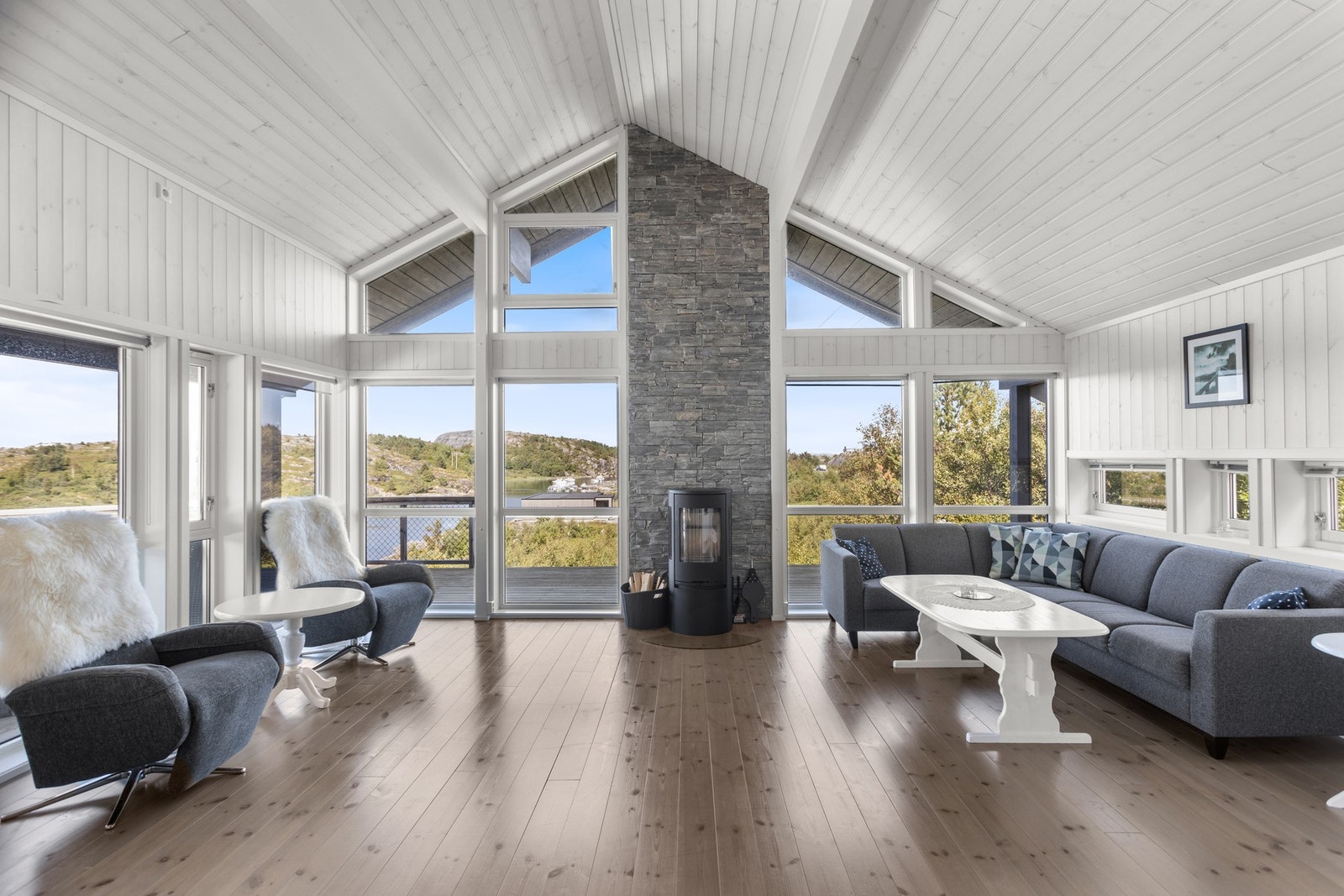 Generøse vindusflater og god takhøyde gir hytta et moderne uttrykk! Galleribilde