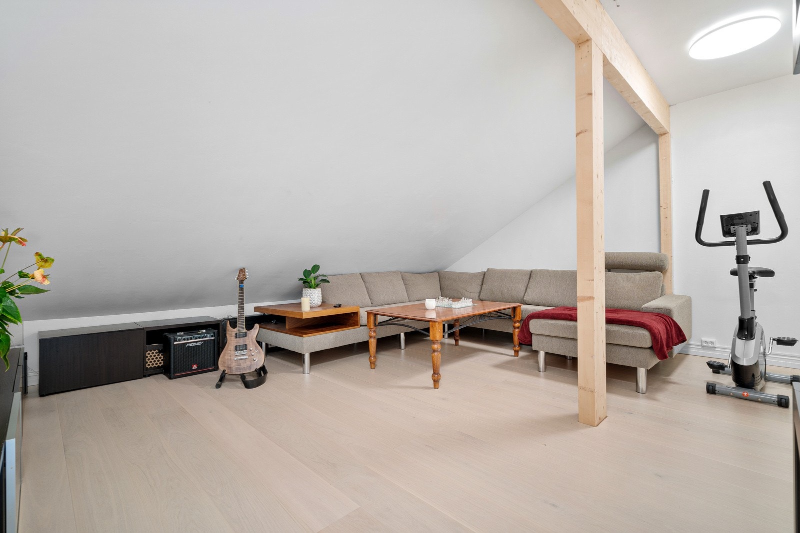 Loftsetasjen er i dag benyttet som loftsstue/treningsrom. Galleribilde