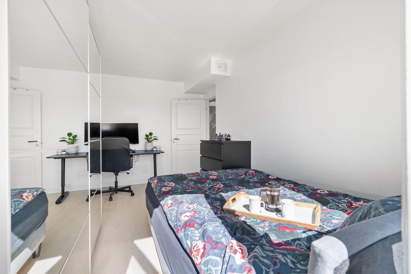 Hovedrommet er utstyrt med praktisk skyvedørsgarderobe. Galleribilde