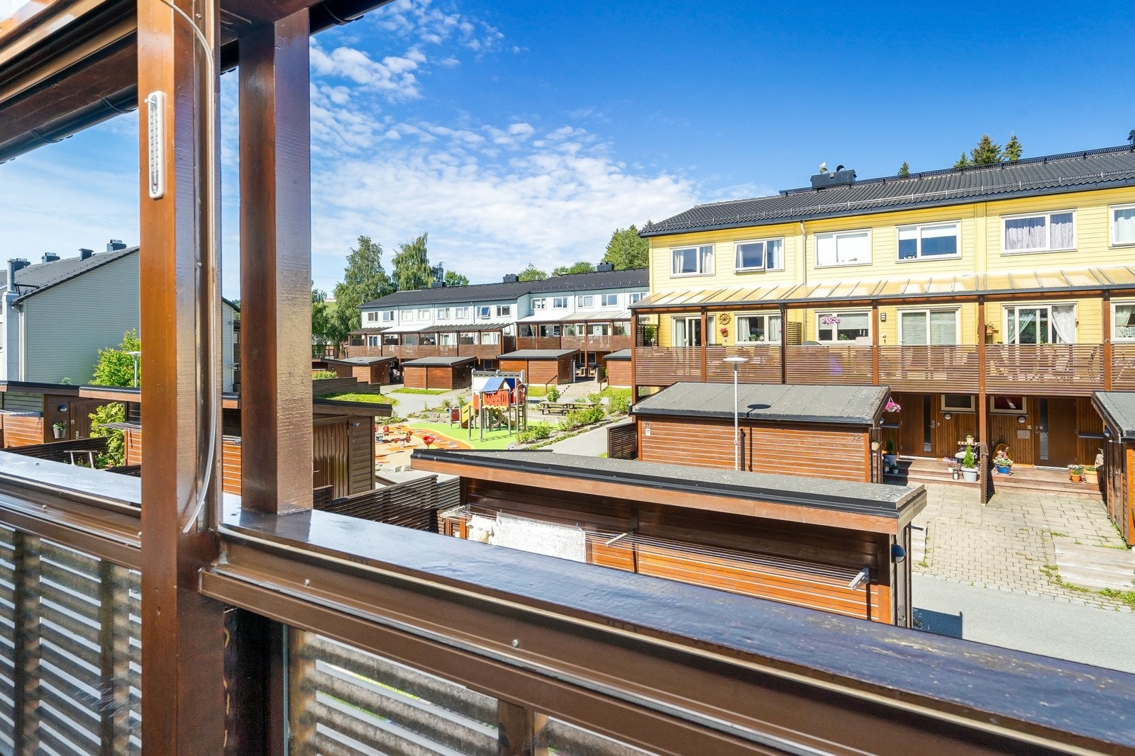 Balkongen har utsikt inn i borettslagets fellesarealer, og oppleves som rolig og fredfult. Galleribilde