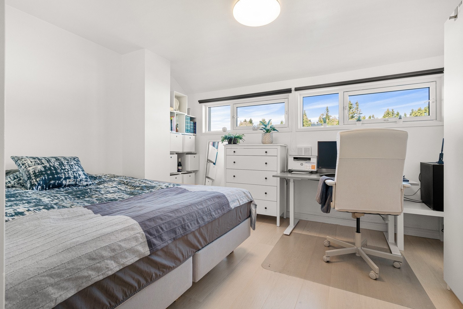 Et av rommene benyttes idag som soverom. Slette overflater, mye lysinnslipp og god plass - alt er slik det skal være. Galleribilde