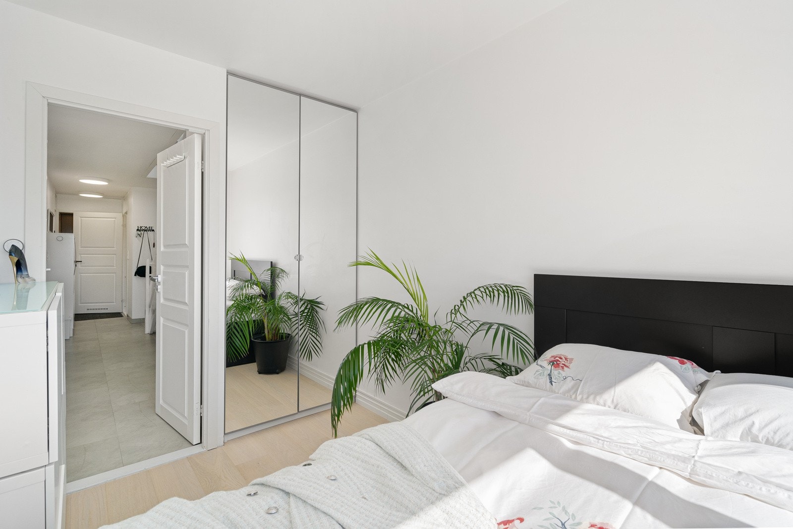 Soverommene i 1. etasje er romslig, og holder den høye standarden som man ellers finner i boligen. Galleribilde