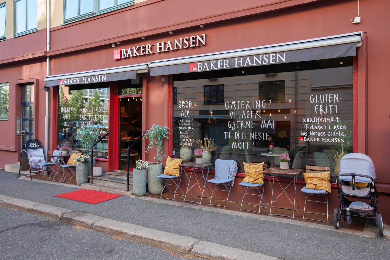 Det er få minutter til et yrende byliv med kaféer, restauranter og servicefasiliteter. Galleribilde