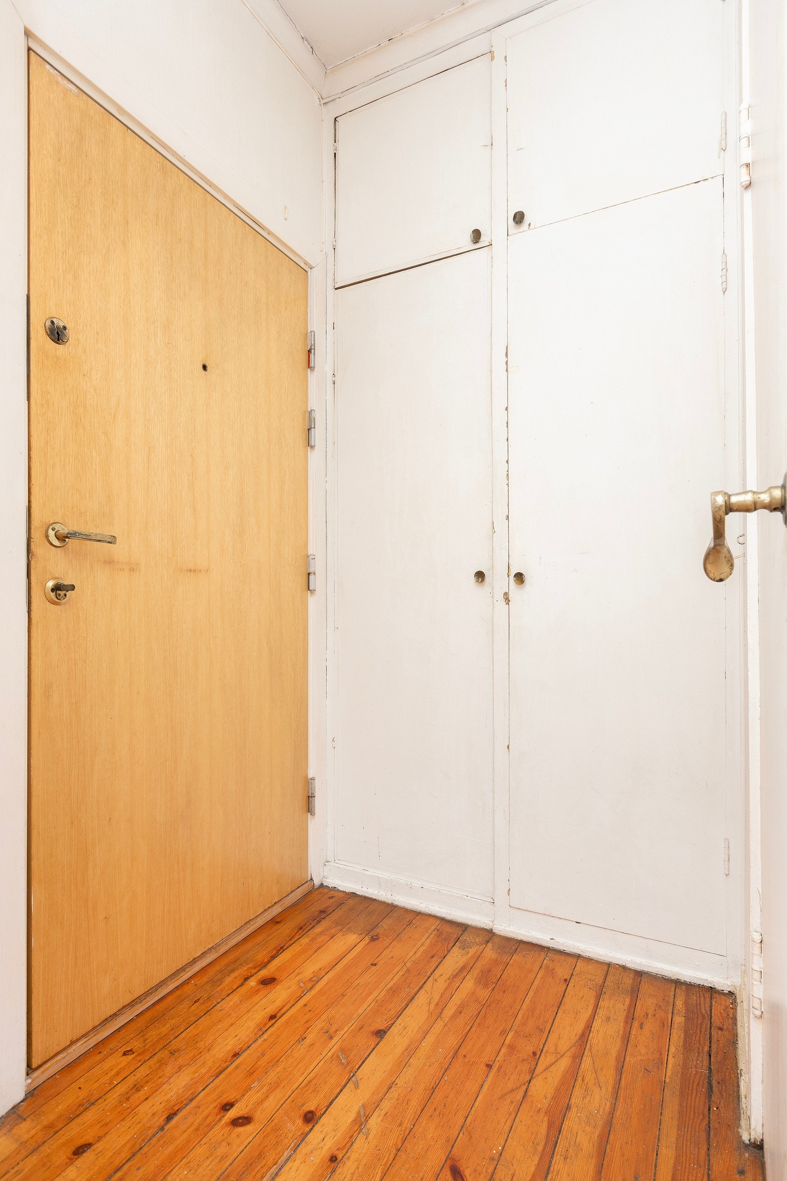 Leilighetens entré med integrerte garderobeskap. Galleribilde