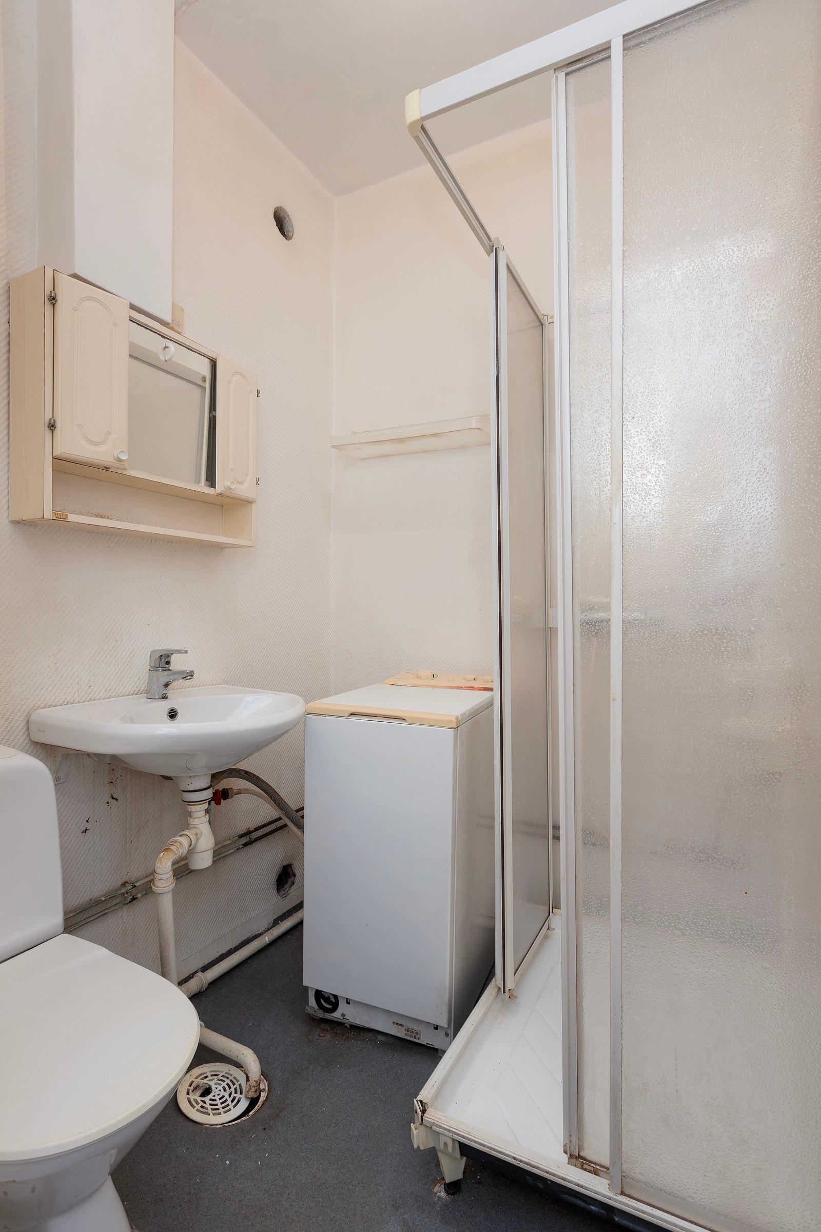 Leiligheten har et eldre baderom med behov for oppussing. Galleribilde