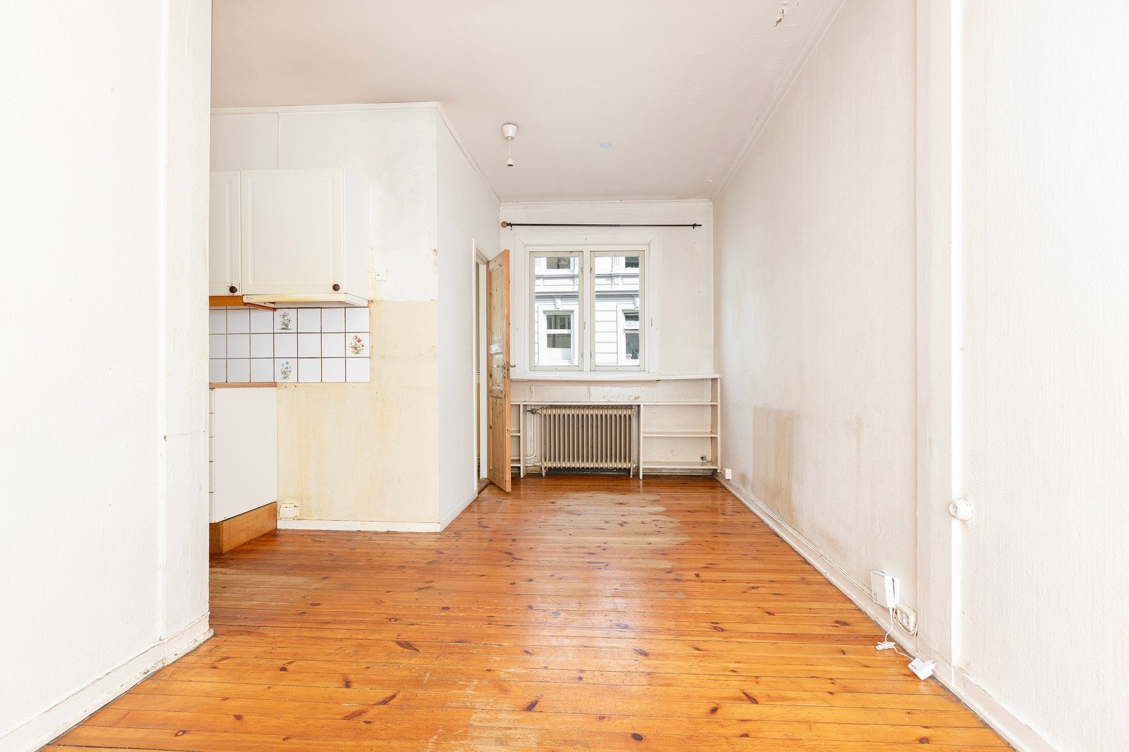 Leiligheten har en lav standard, med et kjempepotensiale for å skape en flott leilighet. Galleribilde