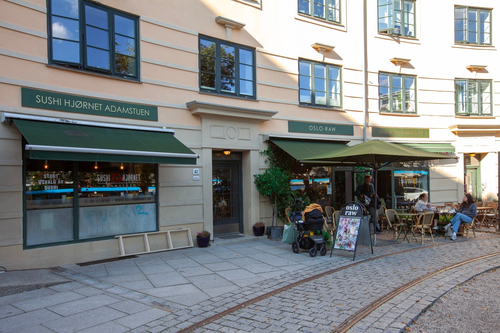 På Adamstuen ligger bl.a. Sushi Hjørnet, Oslo Raw og en hyggelig vinbar. Galleribilde