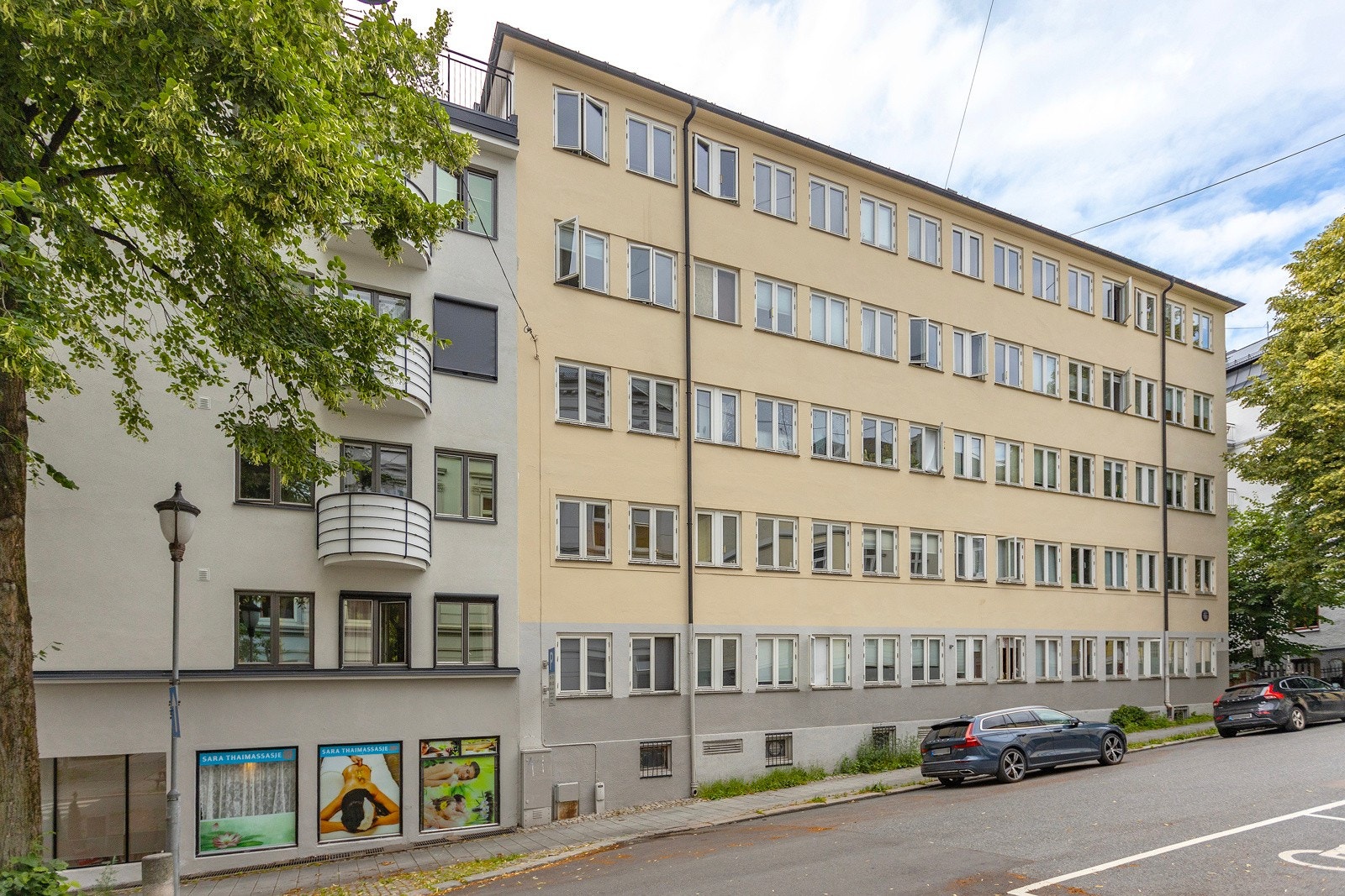 Leiligheten ligger i 2 etasje i en flott og tilbaketrukket miljøgate med frodige og fargerike trær og fin beplantning. Galleribilde