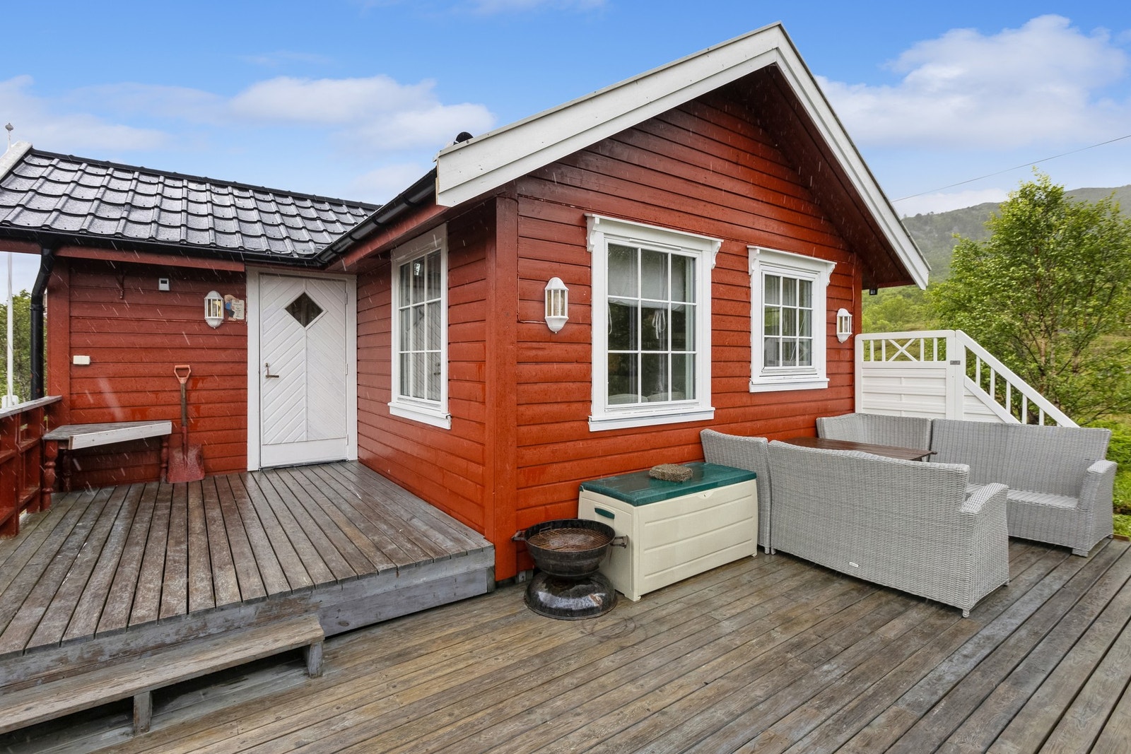 Flott uteområde med terrasse rundt store deler av hytten Galleribilde