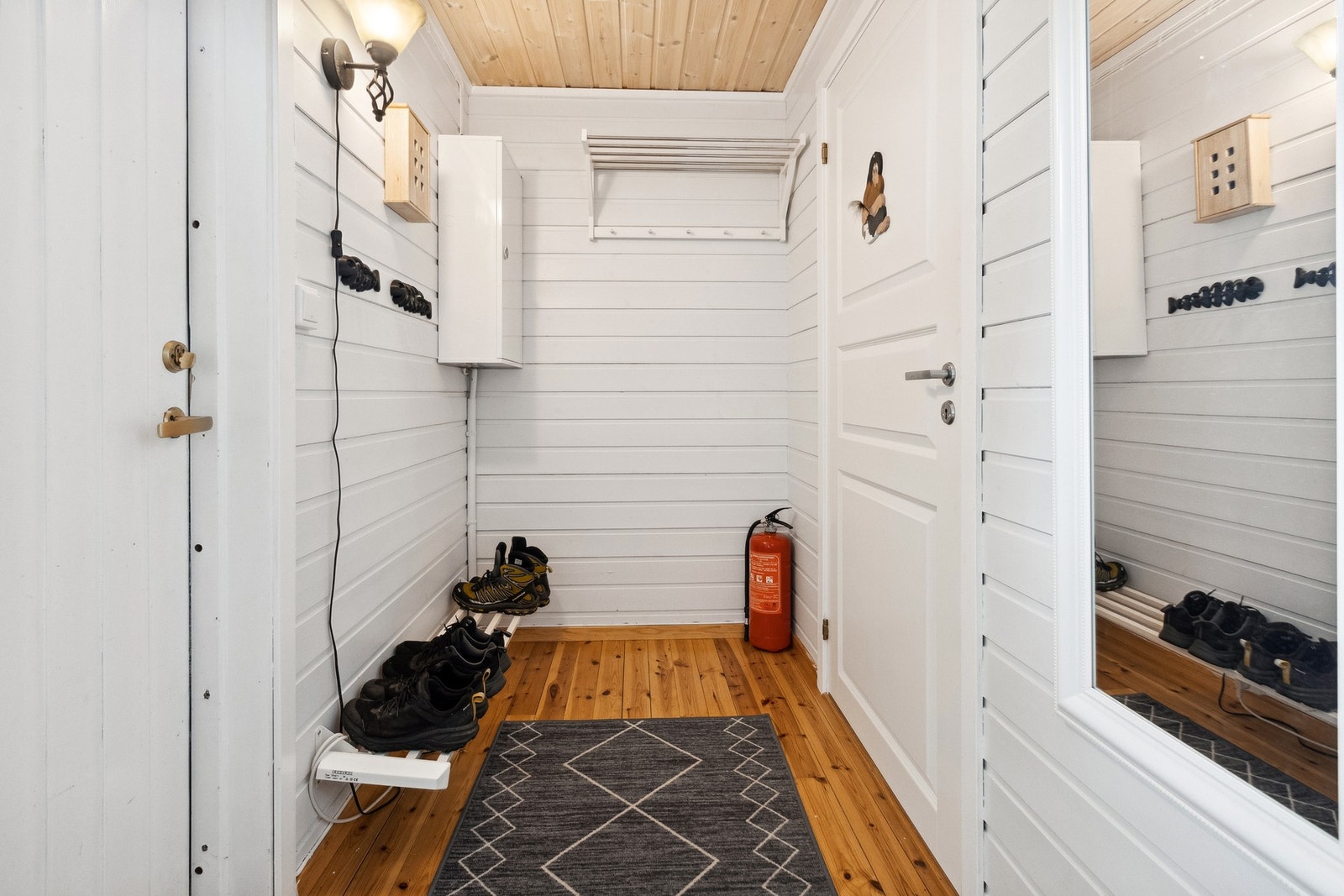 Entré med plass for klesoppheng o.l. Galleribilde