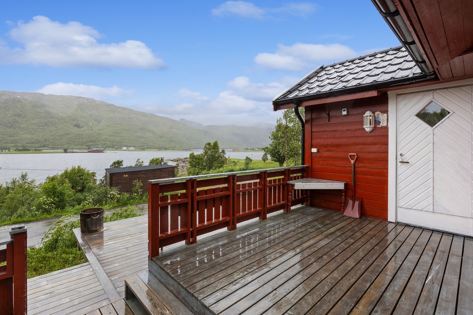 Eiendommen har fantastisk utsikt mot sjø, fjell og natur Galleribilde