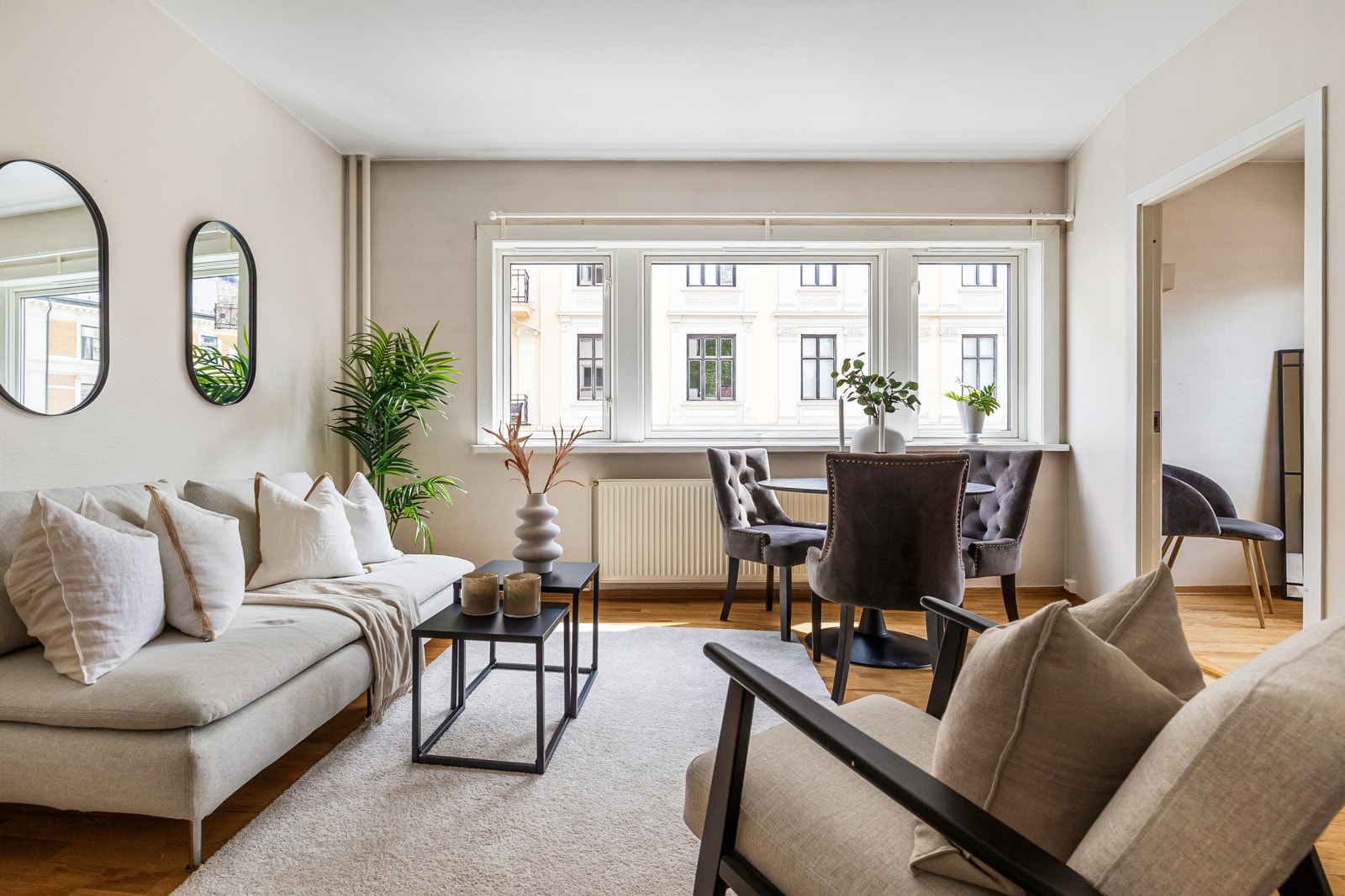 Lys og åpen stue med god plass til sofa, multimedia, spisestue og tilhørende møblement. Galleribilde
