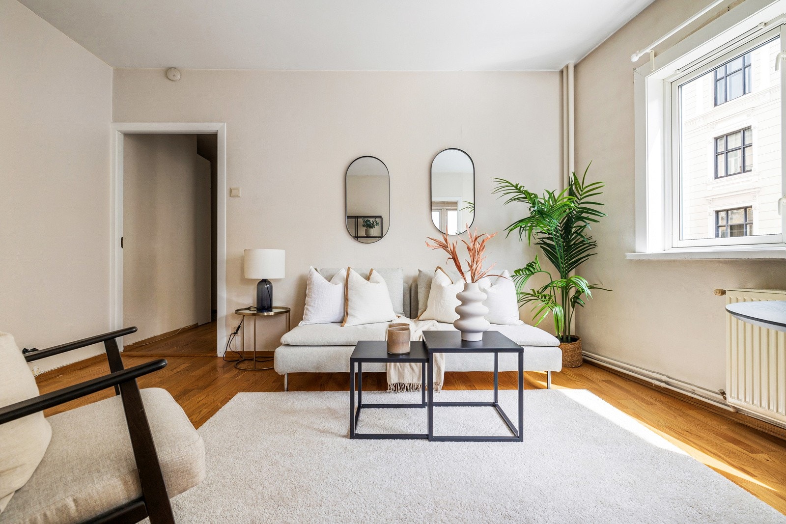 Store vindusflater slipper inn rikelig med naturlig lys. Galleribilde