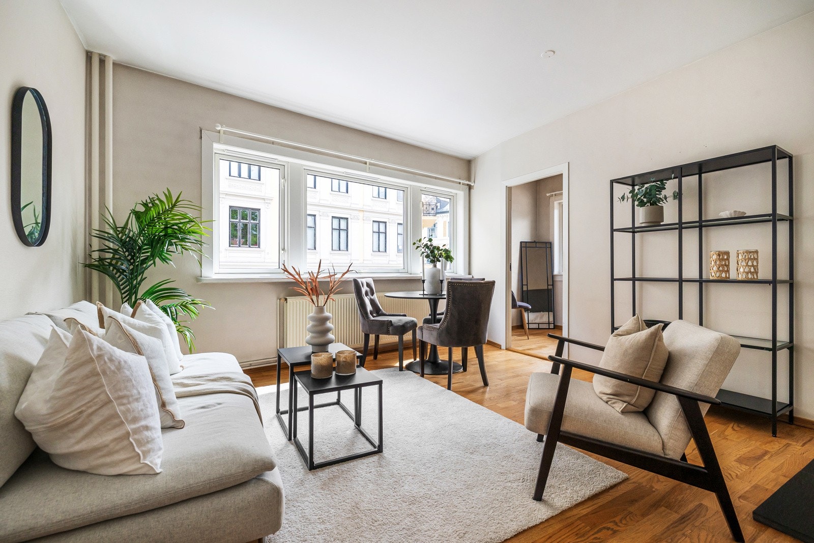 Her har vi gleden av å presentere en innholdsrik 2-roms med en meget ettertraktet og sentral beliggenhet på Frogner. Galleribilde