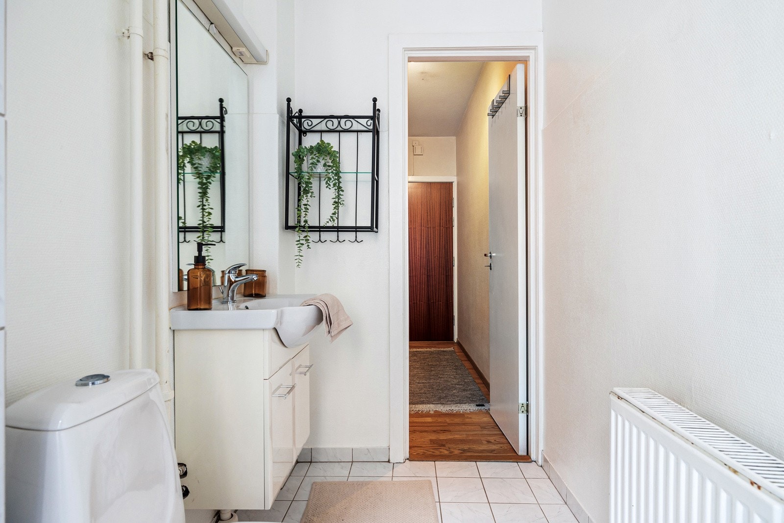 Badet er innredet med klosett, servant og dusjhjørne. Galleribilde
