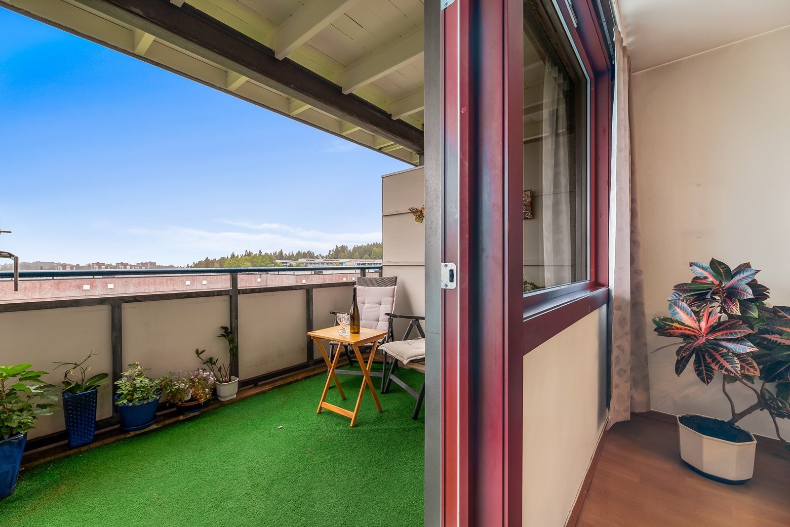 Fra stuen er det utgang til en stor og overbygget, sydvestvendt balkong på 8 m² med fritt utsyn Galleribilde