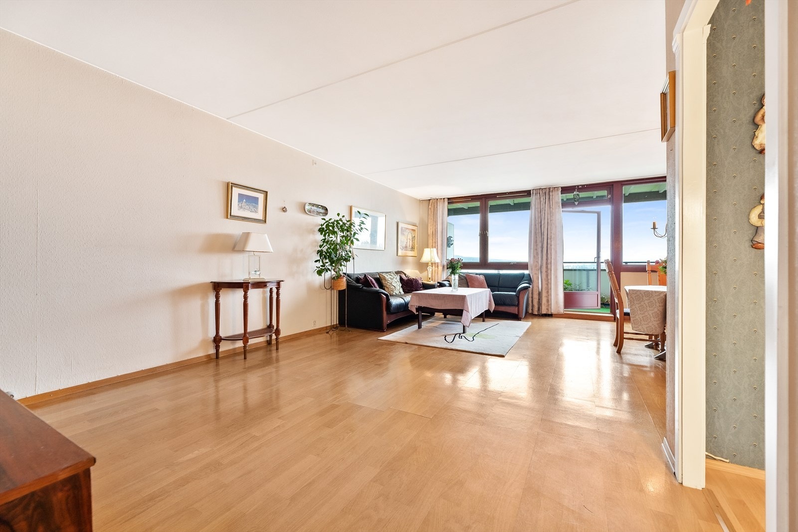 I stuen er det god plass til både sofagruppe og spisebord i tillegg til media-møblement, vitrineskap og lesekrok Galleribilde