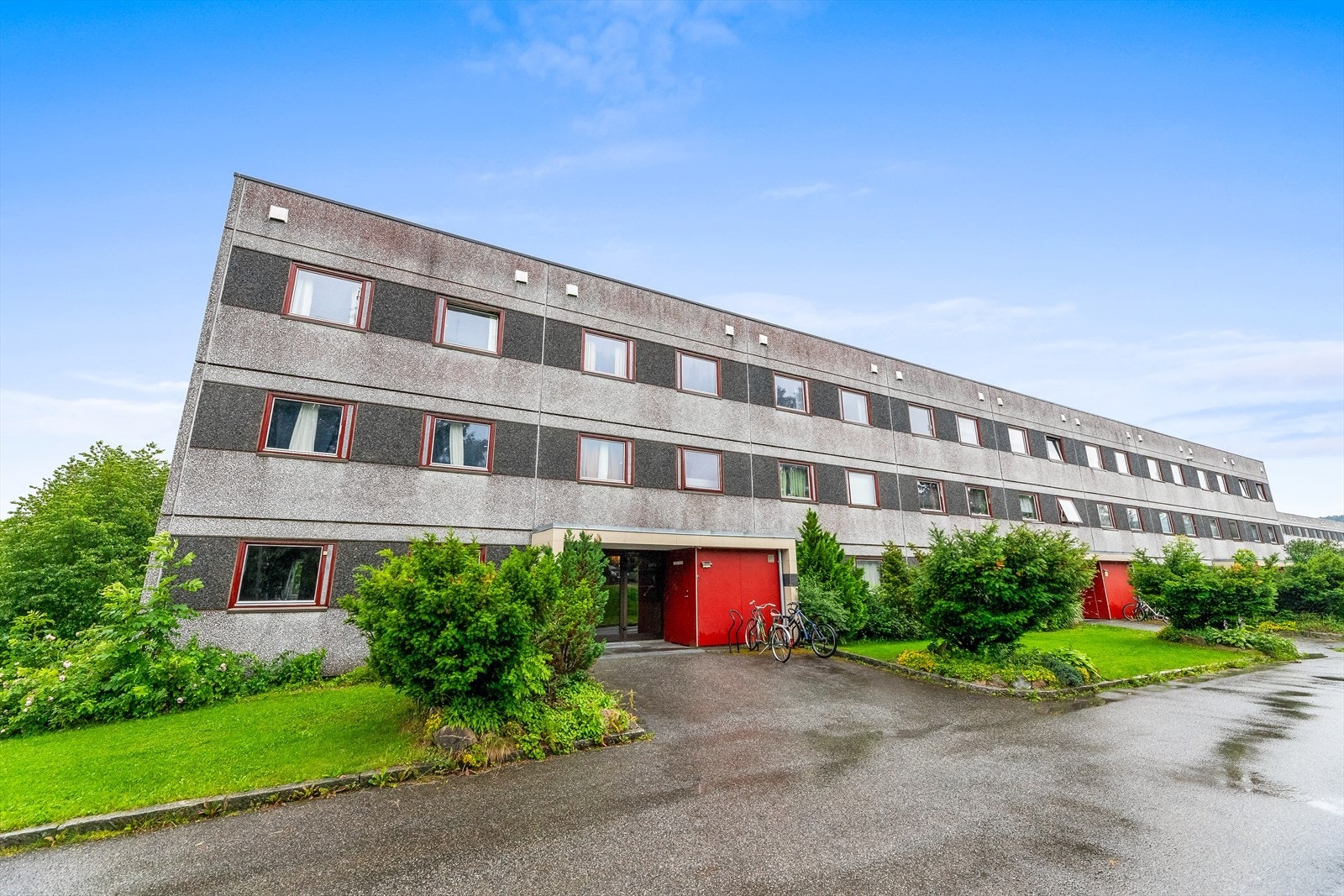 Lys og romslig 3-roms toppleilighet beliggende i et hyggelig og veldrevet borettslag sentralt på Stovner Galleribilde
