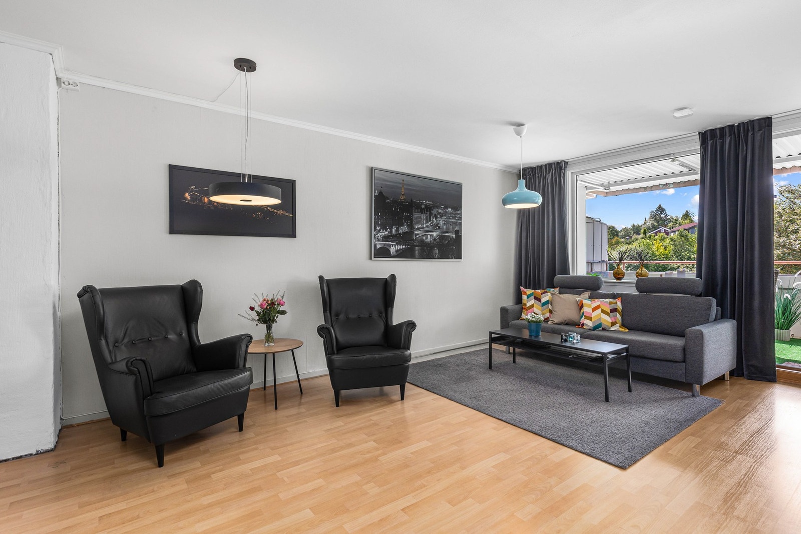 Romslig stue på 21,5 kvm, store vindusoverflater med rikelig av lysinnslipp. Galleribilde