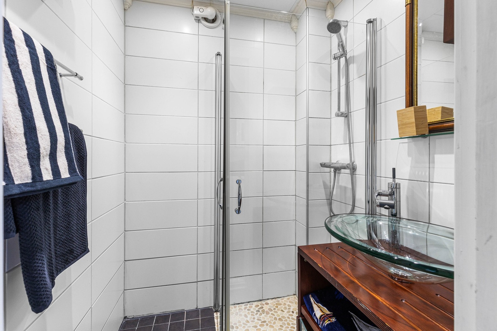 Flislagt bad på 2 kvm med varmekabler i gulv og downlights i tak. Galleribilde