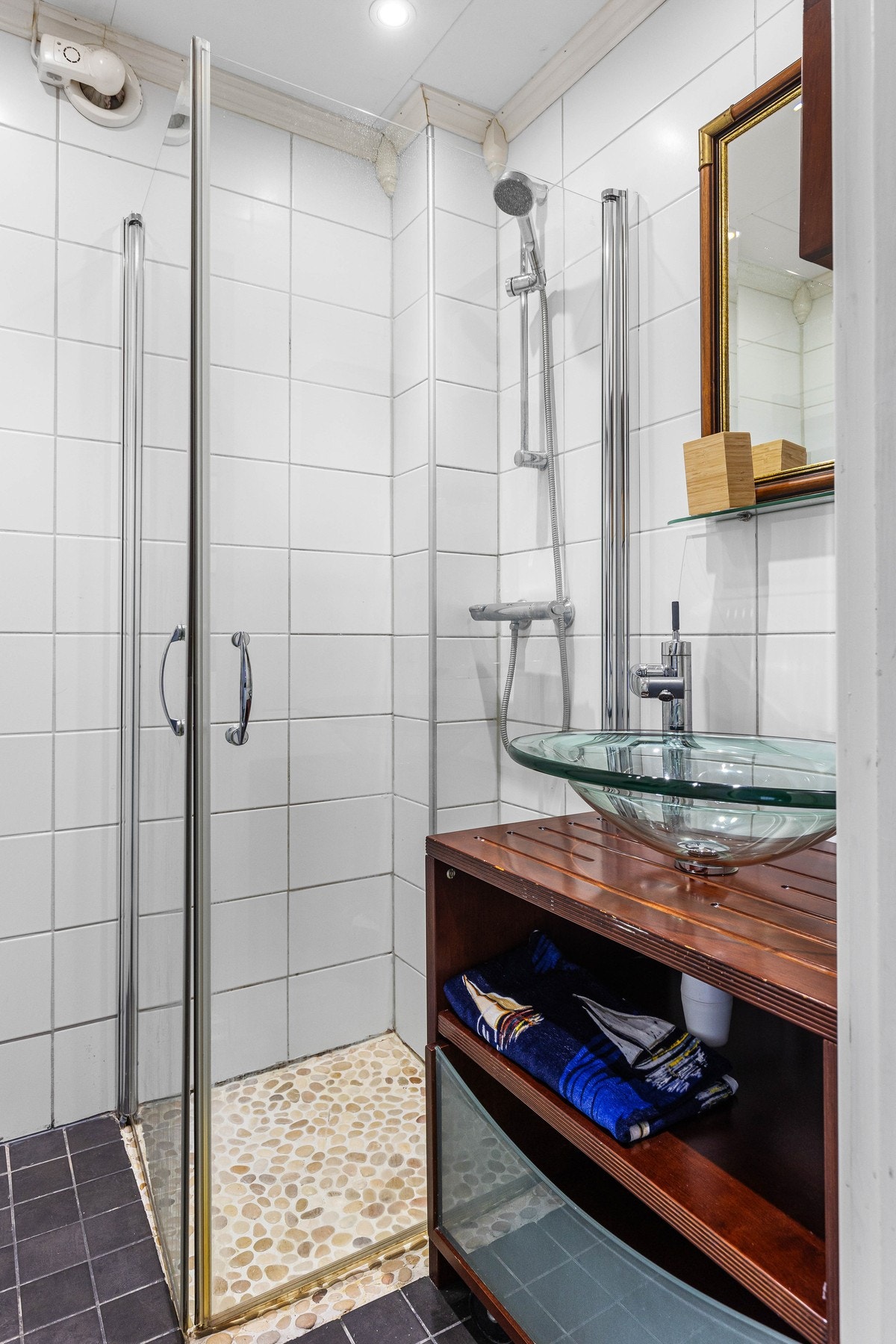 Flislagt bad på 2 kvm med varmekabler i gulv og downlights i tak. Galleribilde