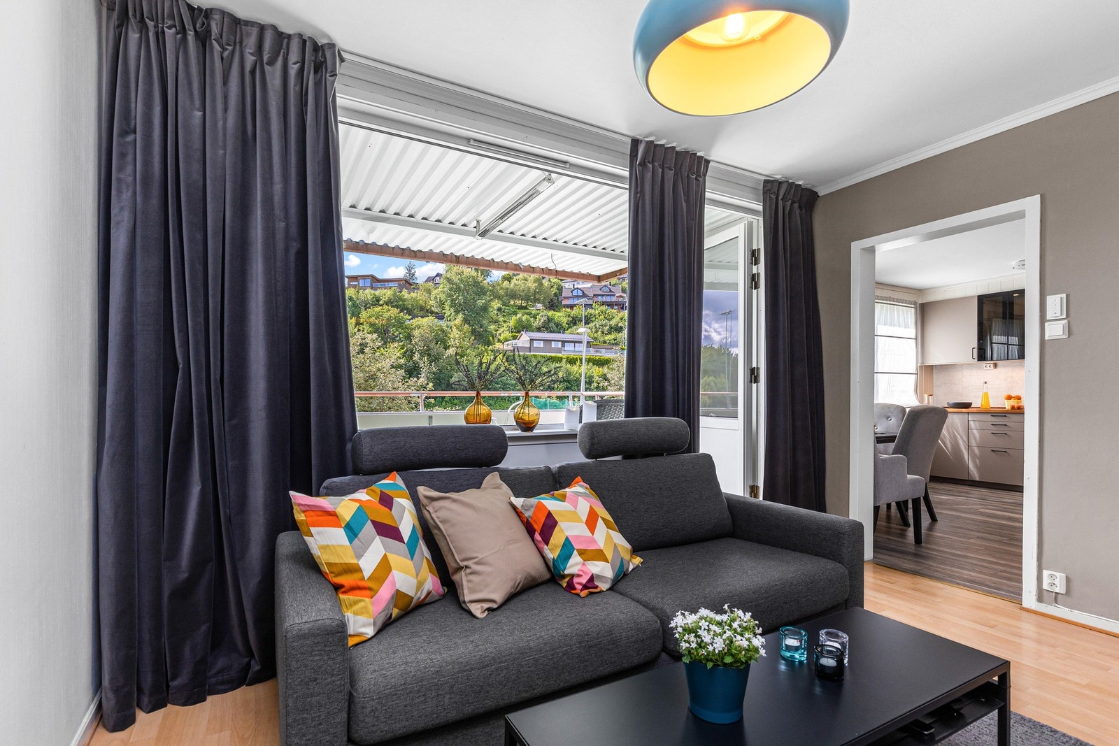 Fra stuen har man enkel tilgang til sørvendt balkong på 9 kvm. Galleribilde