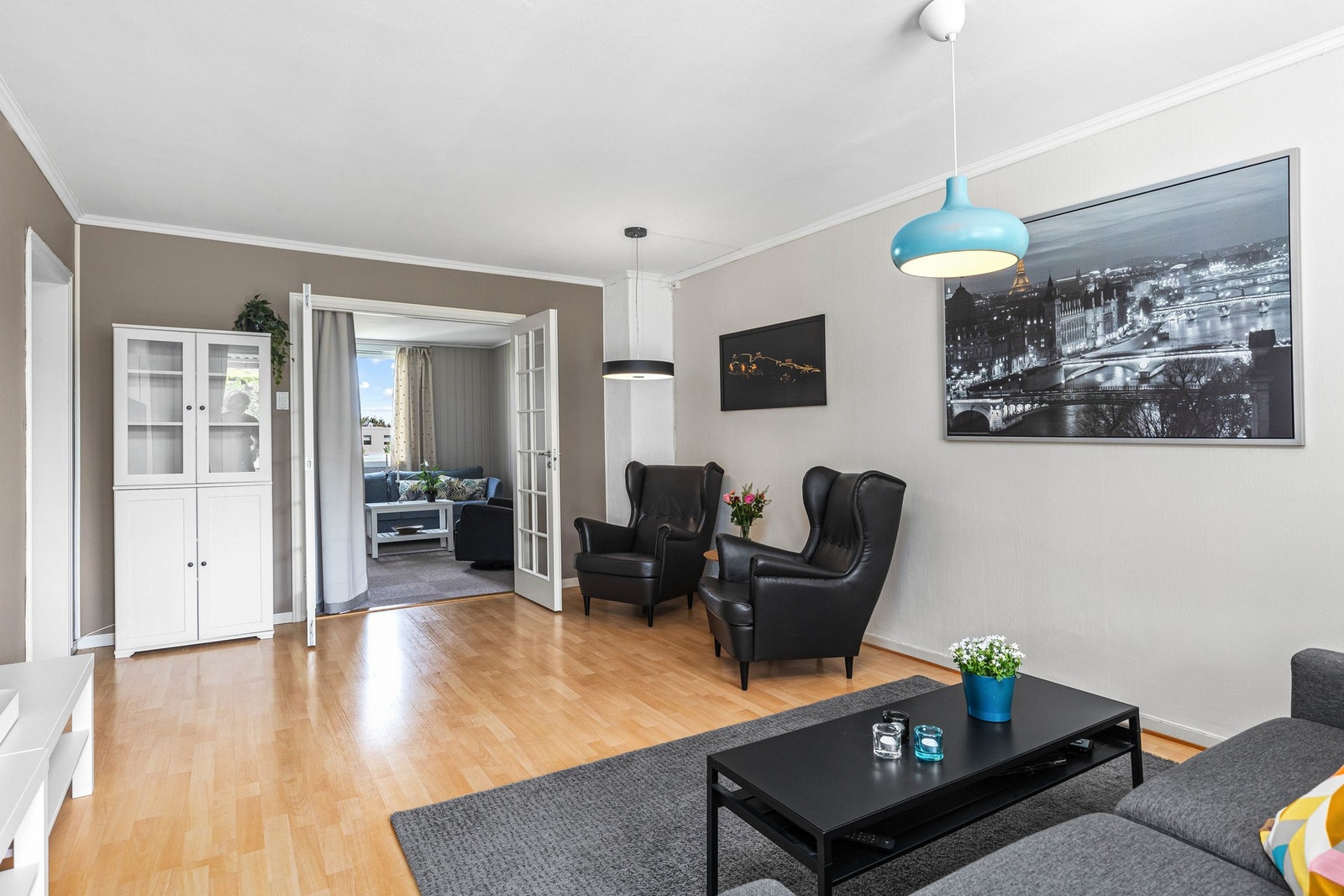 Stuen har en praktisk utforming som gjør det enkelt å møblere i flere soner. Galleribilde