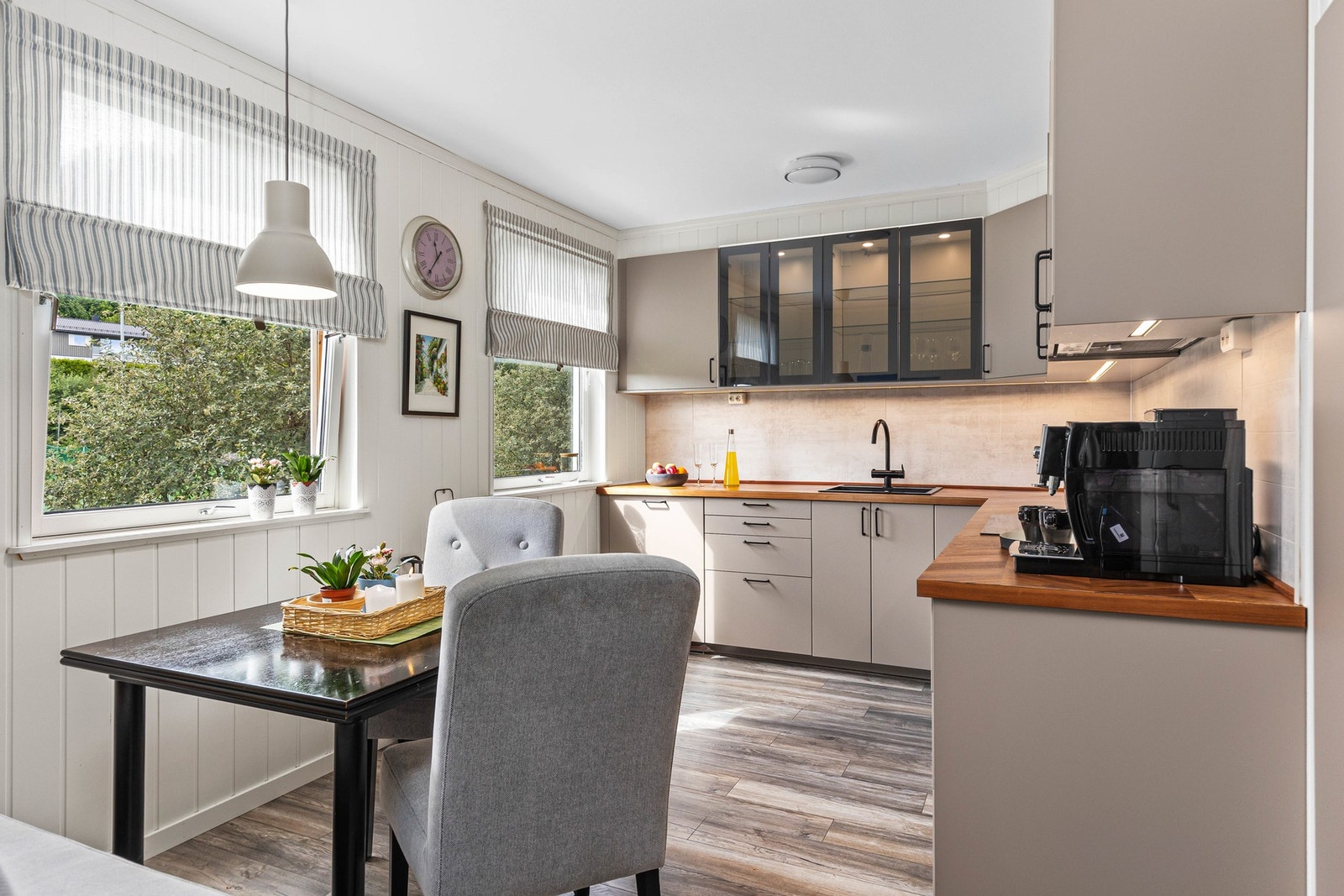 Pent og moderne kjøkken fra 2019 på 14 kvm. Galleribilde