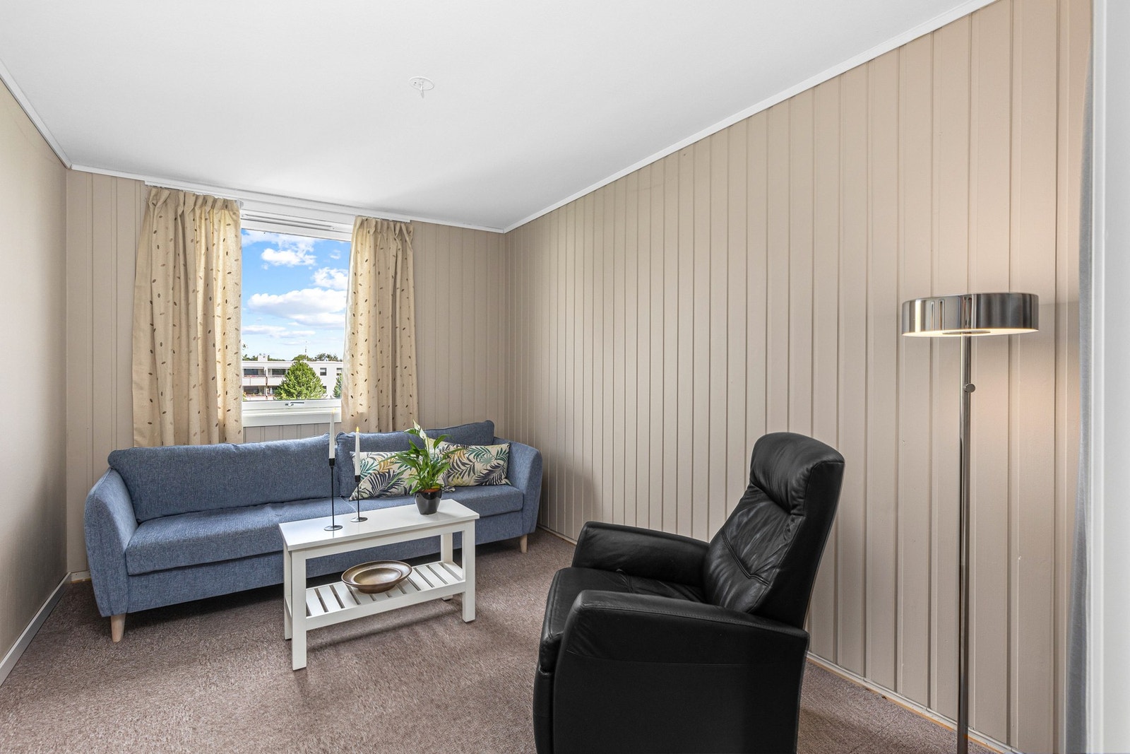 Adskit stuedel som er opprinnelig soverom. Dette kan forholdsvis enkelt tilbakeføres til original løsning ved behov for et ekstra soverom. Galleribilde