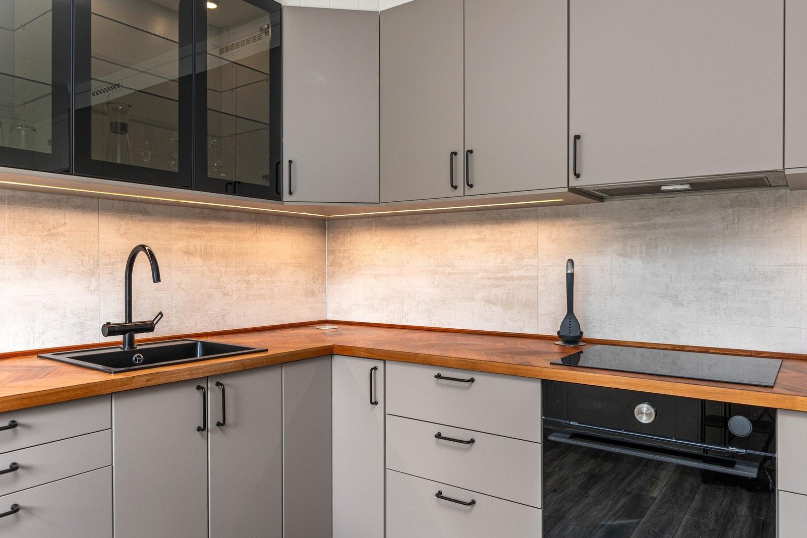 God skap- og benkplass. Integrerte hvitevarer er kjøleskap, fryseskap, oppvaskmaskin, med induksjonstopp. Galleribilde