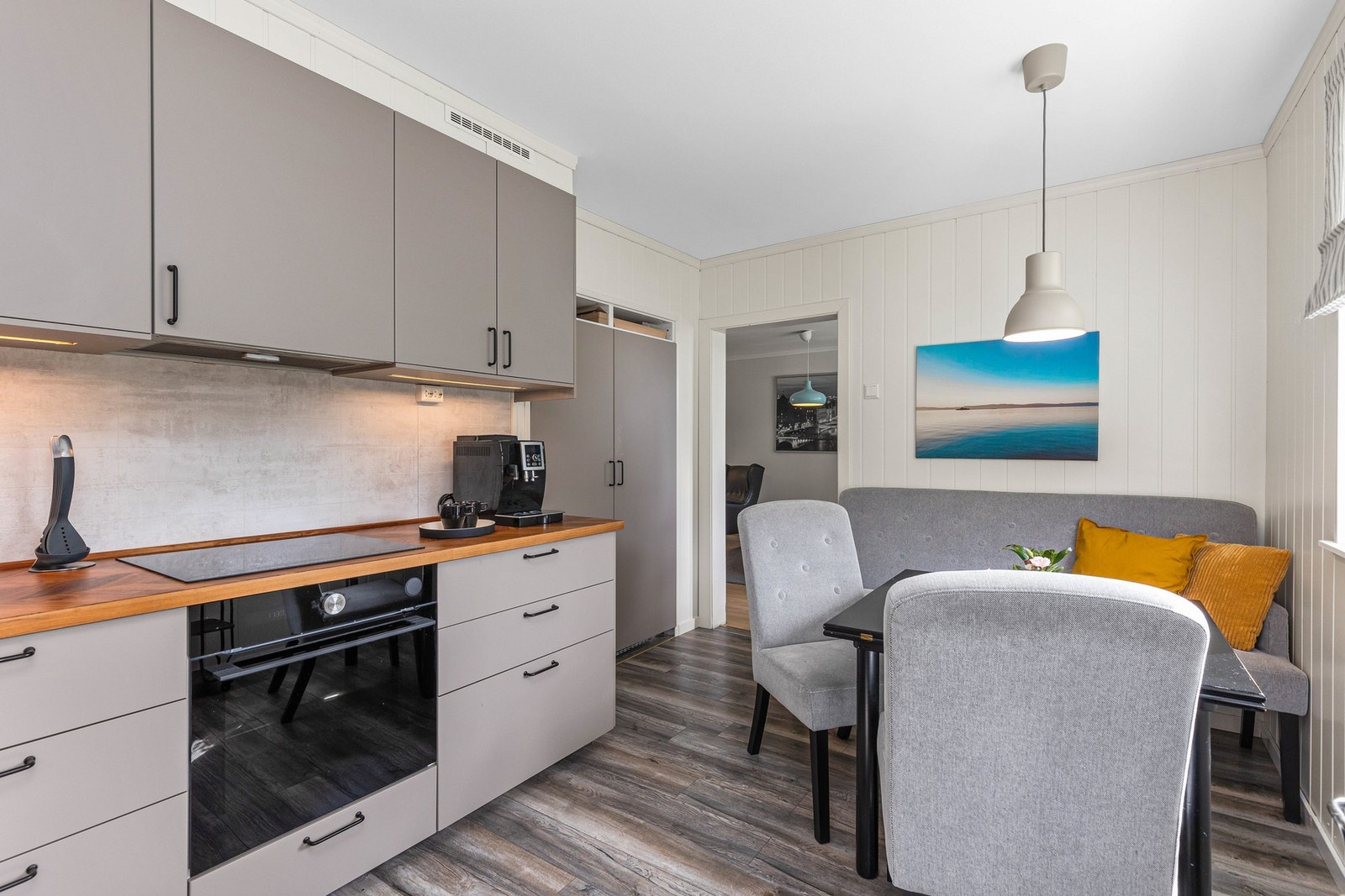 Kjøkkenet fremstår i meget god teknisk stand og får tilstandsgrad 0 på samtlige punkter. Galleribilde