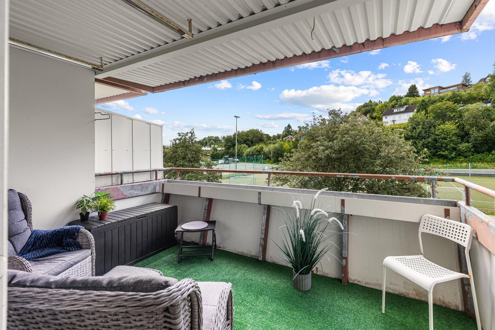 Stor balkong på 9 kvm, vendt mot sør. Galleribilde