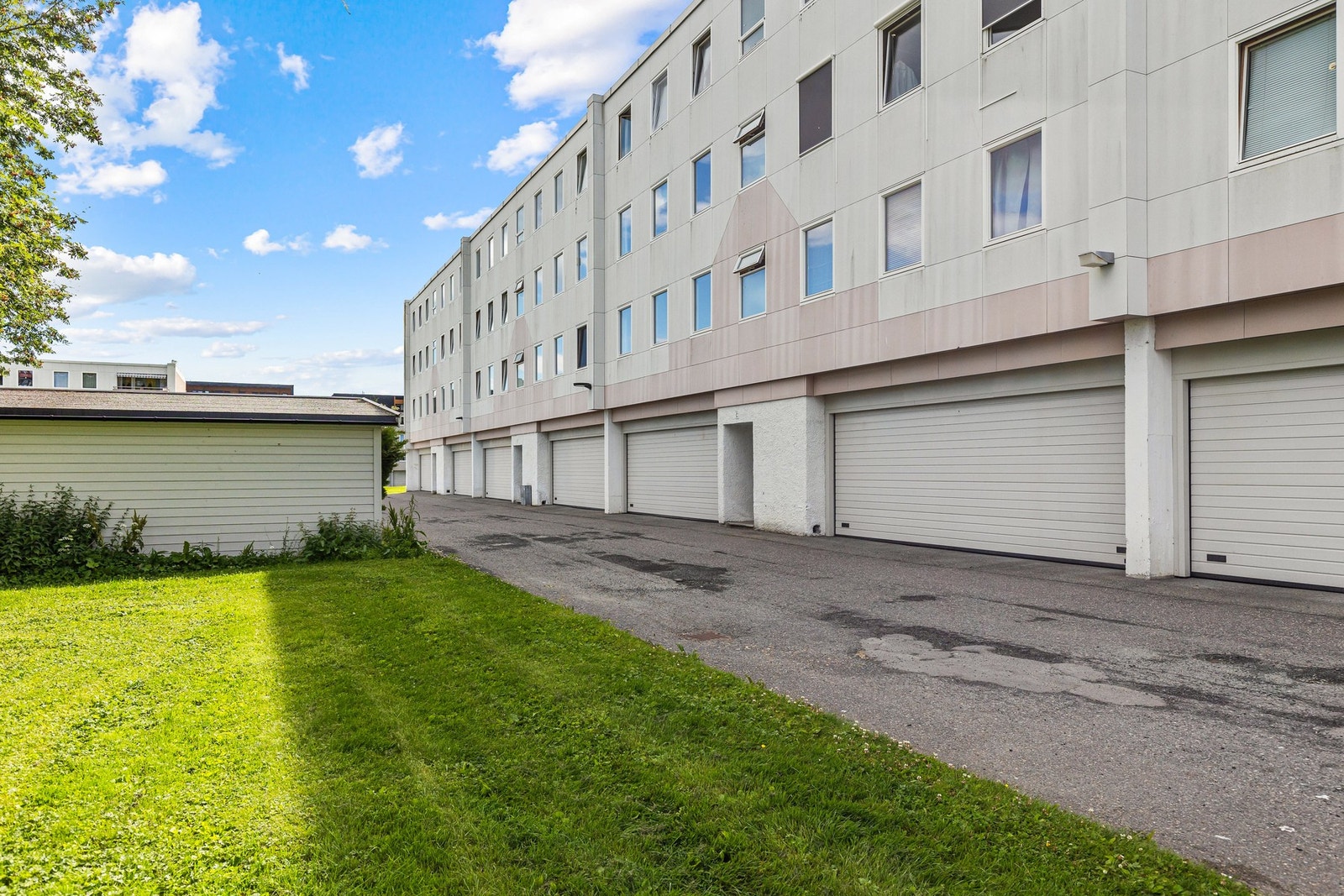 Fasade. Det medfølger en garasjeplass til leiligheten. Galleribilde
