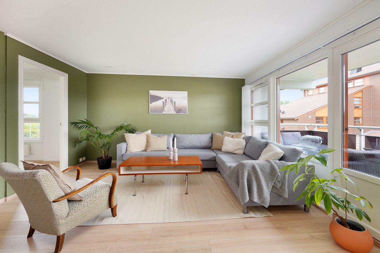 Store vinduer slipper inn godt med dagslys. Galleribilde