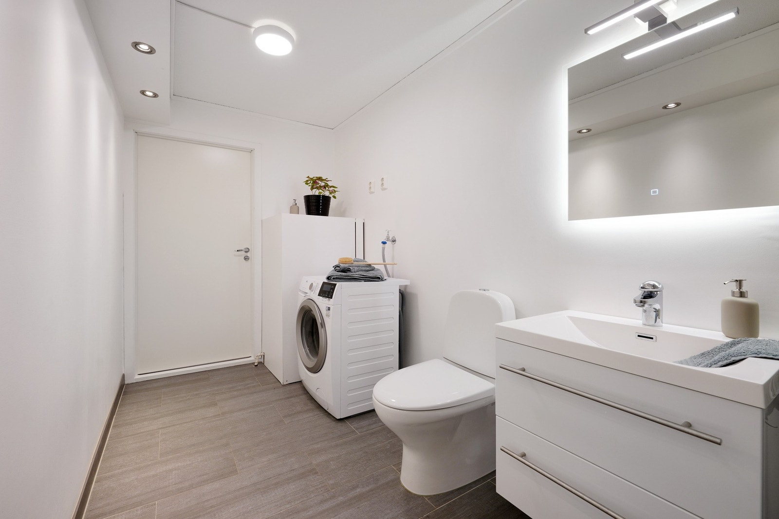 Lyst og pent med varmekabler under flislagt gulv. Galleribilde