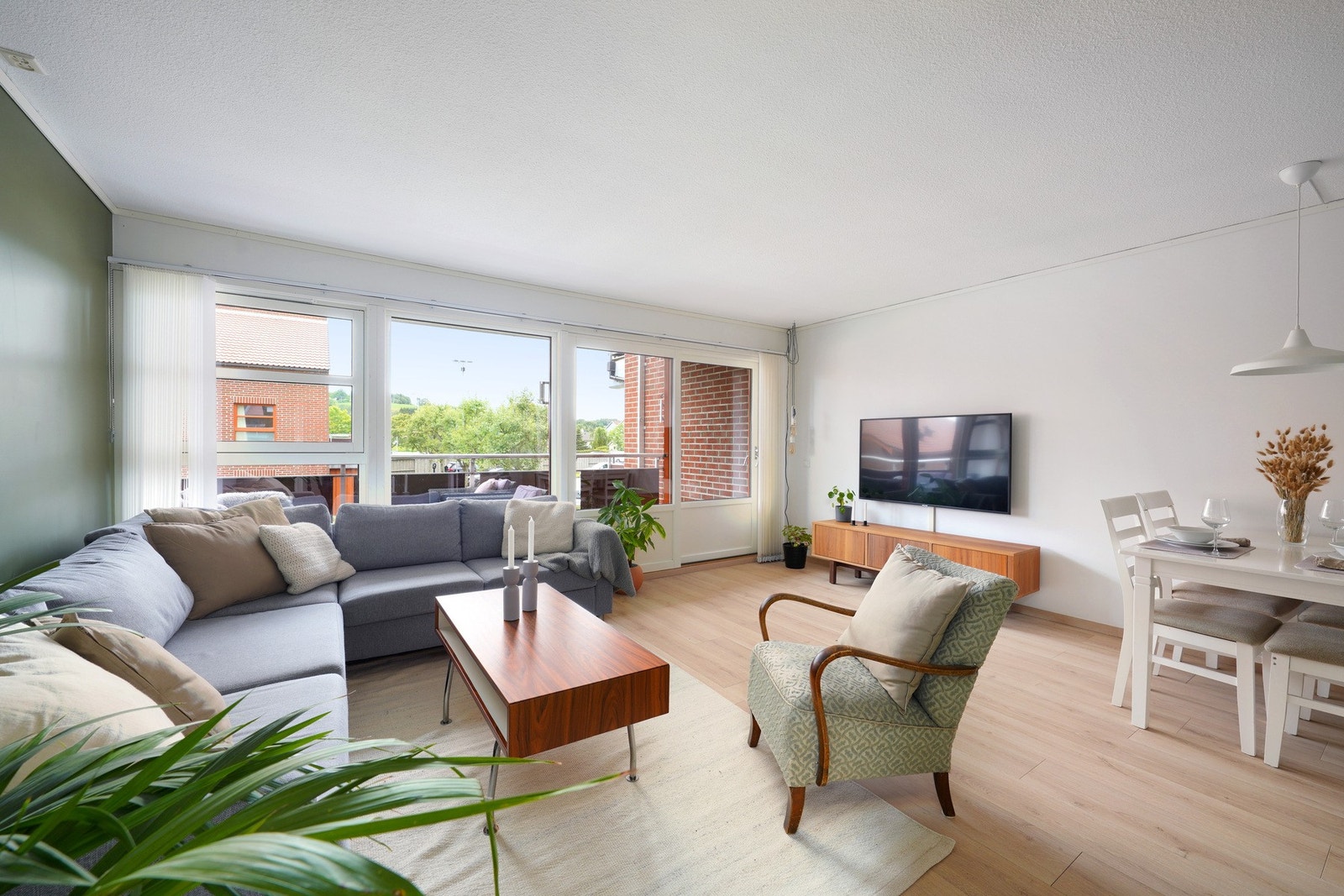 Romslig og lys stue. God plass til både sittegruppe og spisebord. Galleribilde